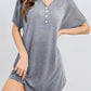 Chemise de nuit grise avec col en V et boutons